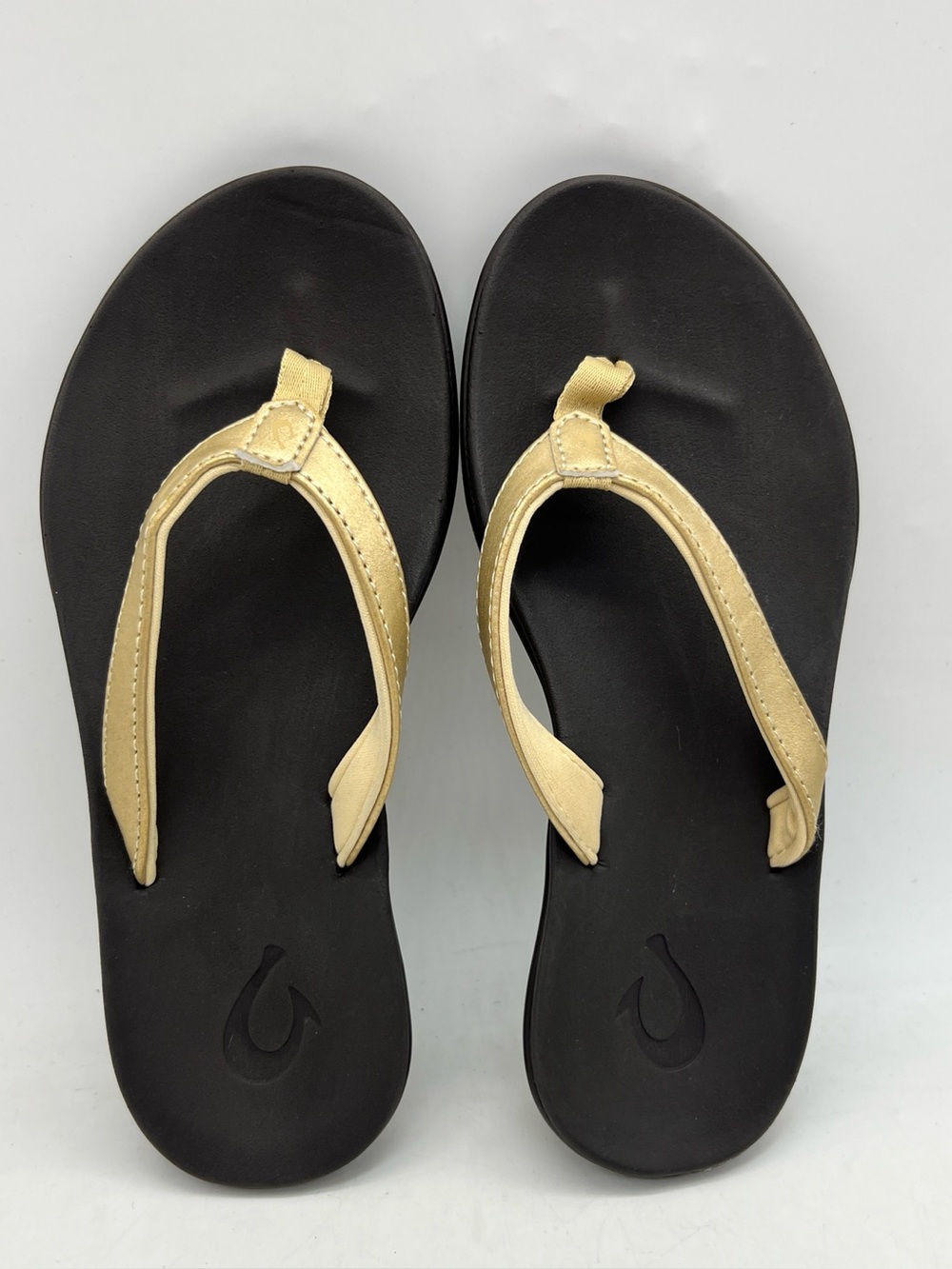 OluKai Ho‘opio Girls Size 3 Bubbly Gold Dark Java Flip Flop Beach Sandals